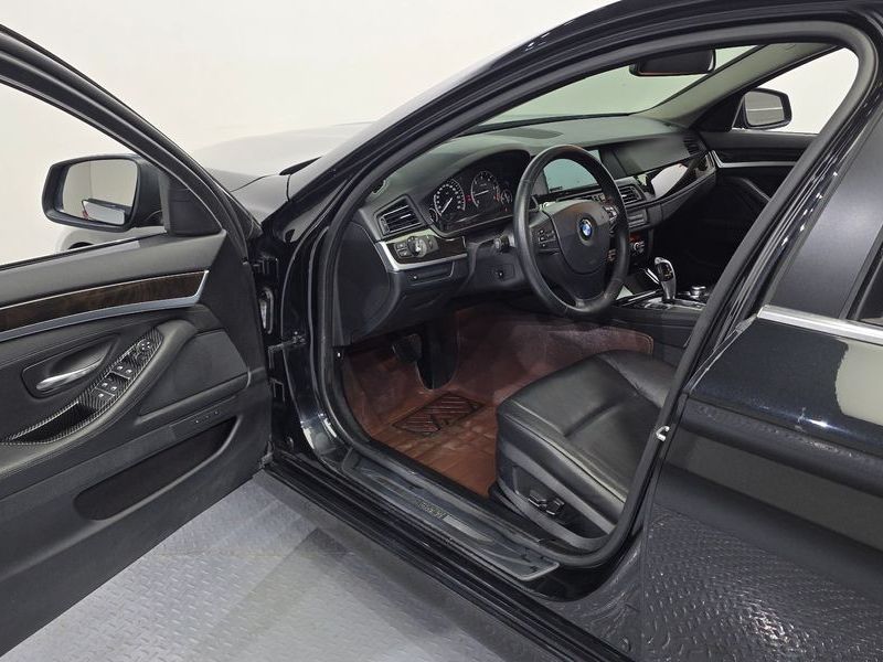 2012 BMW 5 Series 520d photo 10