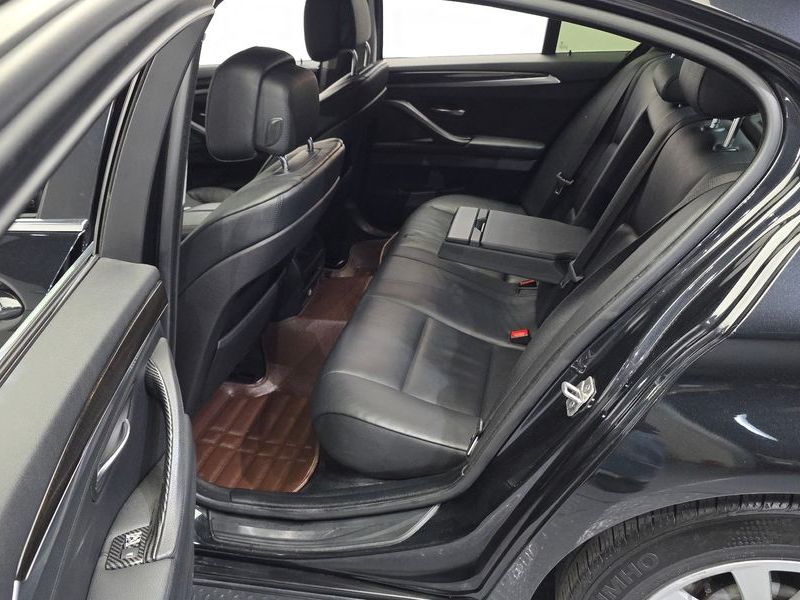 2012 BMW 5 Series 520d photo 11