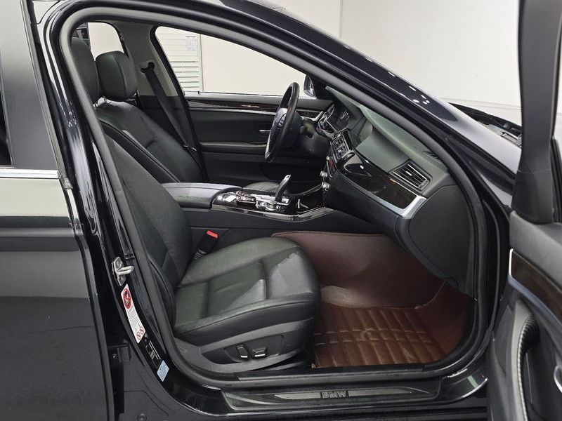 2012 BMW 5 Series 520d photo 12