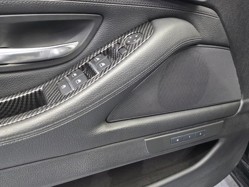 2012 BMW 5 Series 520d photo 13
