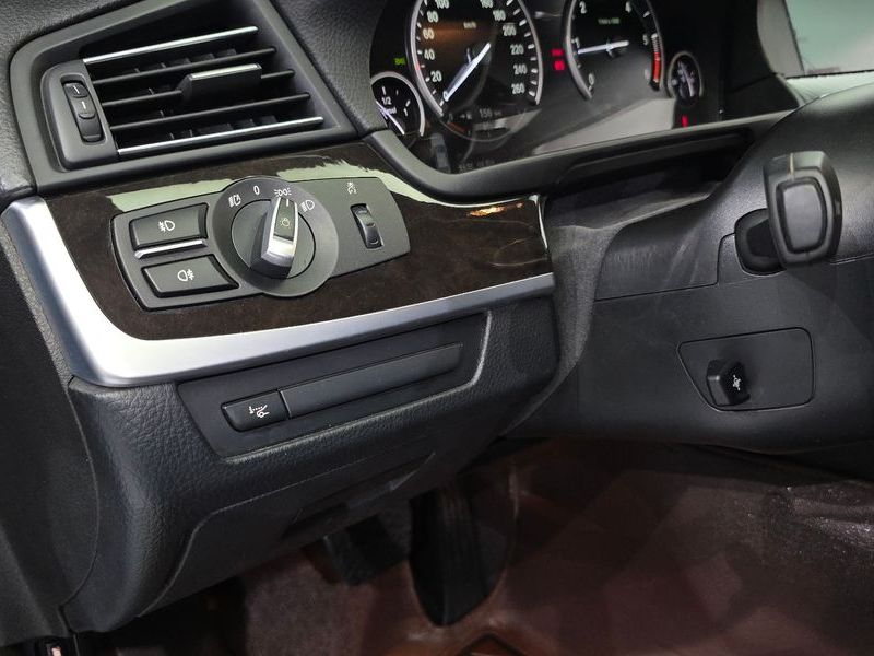 2012 BMW 5 Series 520d photo 14