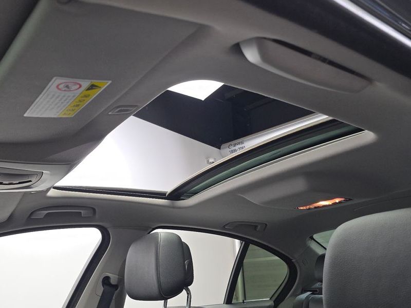 2012 BMW 5 Series 520d photo 20