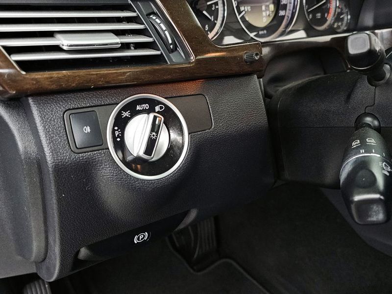 2012 Mercedes-Benz E-Class E200 CGI photo 16