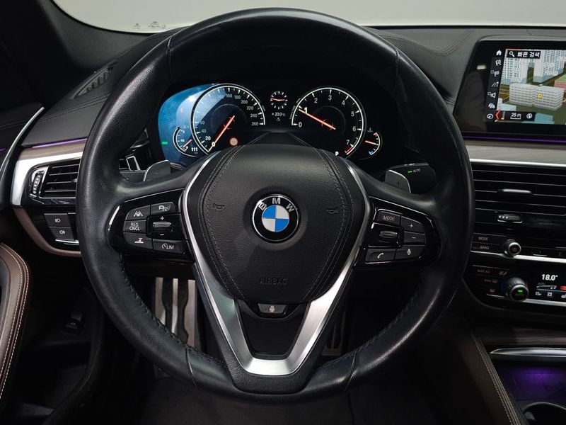 2018 BMW 5 Series 530i xDrive M Sport Package Plus photo 12