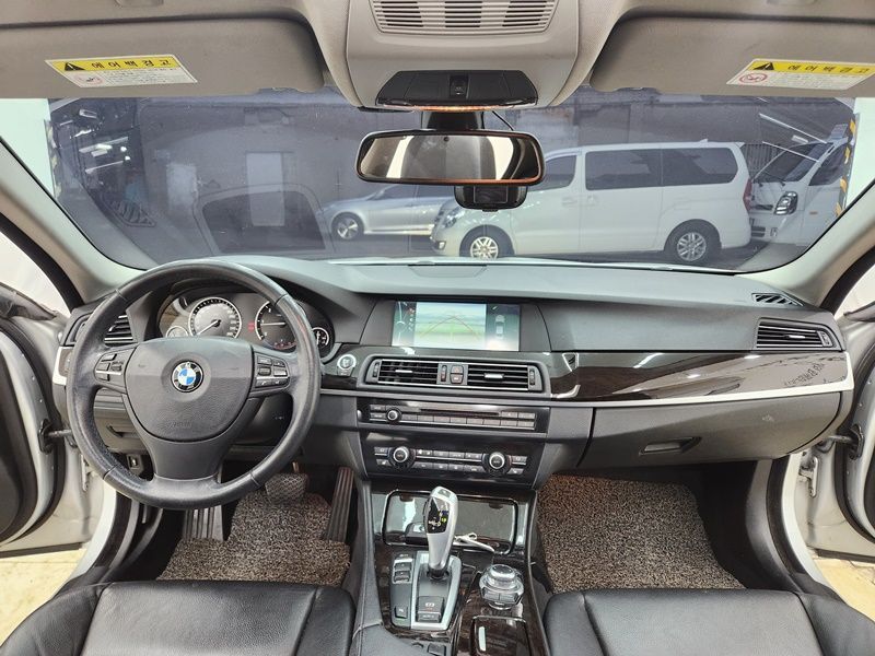 2012 BMW 5 Series 520d photo 11