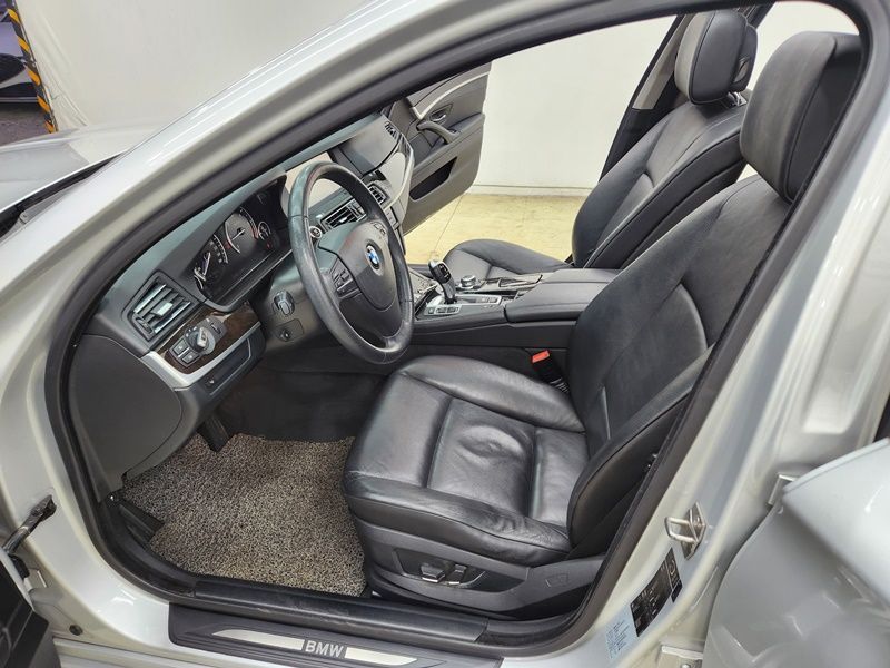 2012 BMW 5 Series 520d photo 12
