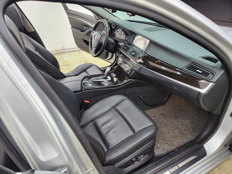 2012 BMW 5 Series 520d photo 13
