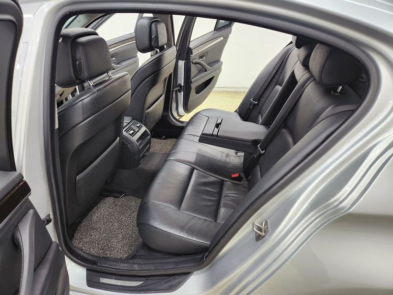2012 BMW 5 Series 520d photo 14