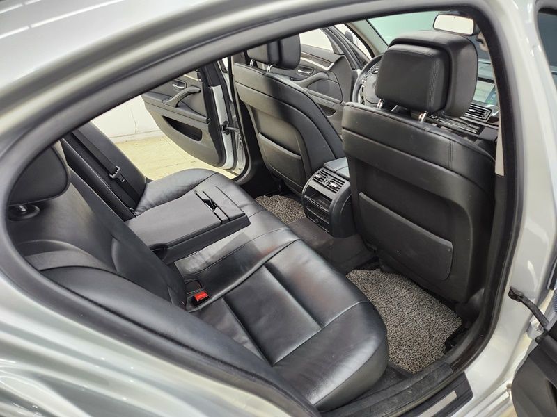 2012 BMW 5 Series 520d photo 15