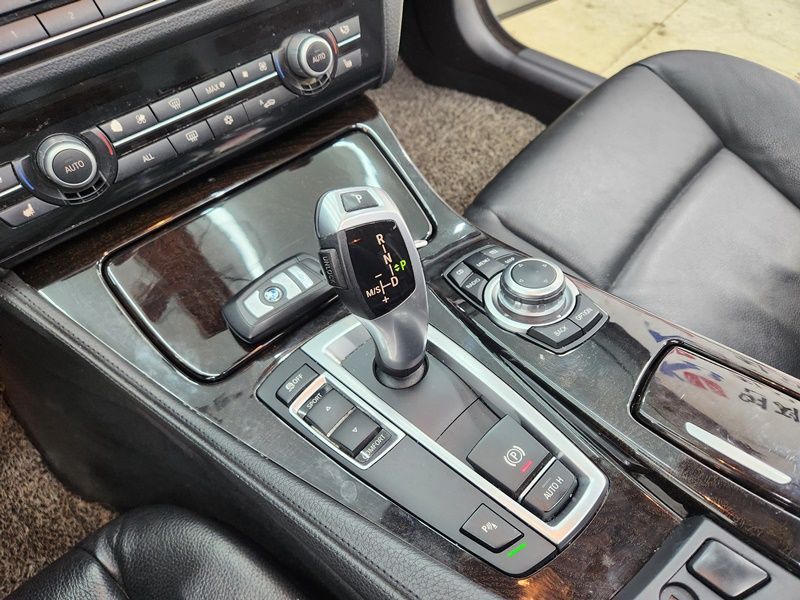2012 BMW 5 Series 520d photo 17