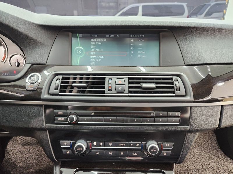2012 BMW 5 Series 520d photo 18