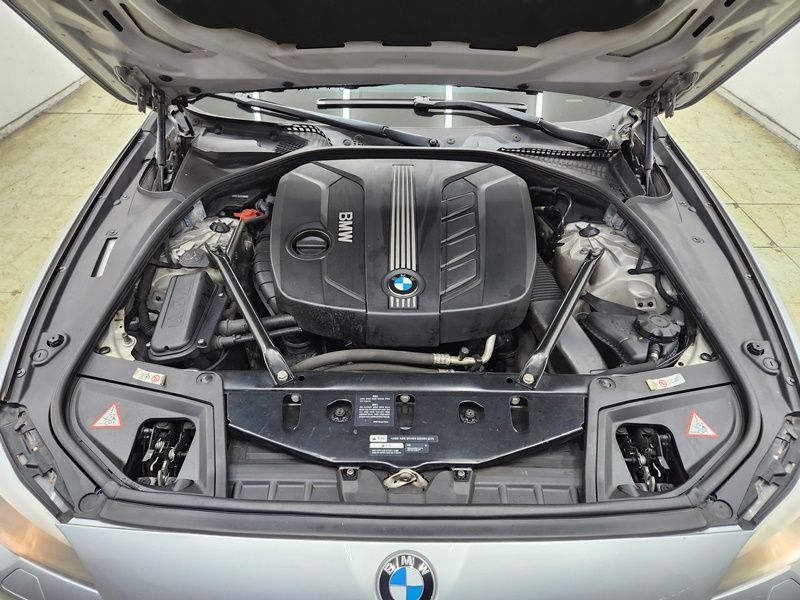 2012 BMW 5 Series 520d photo 19