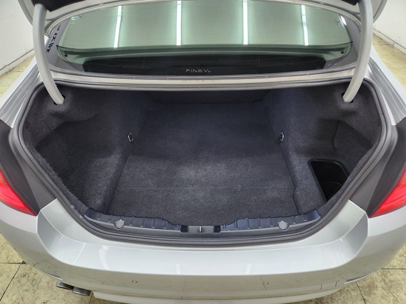 2012 BMW 5 Series 520d photo 20