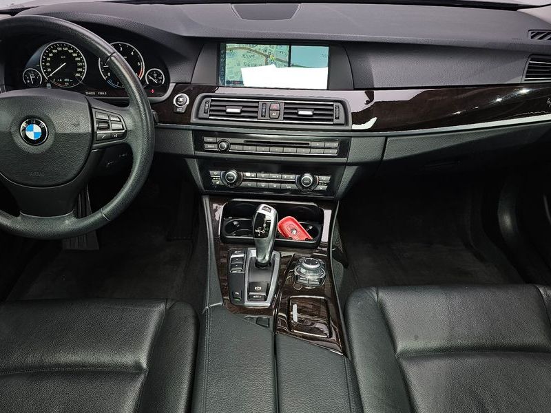 2012 BMW 5 Series 520d photo 7