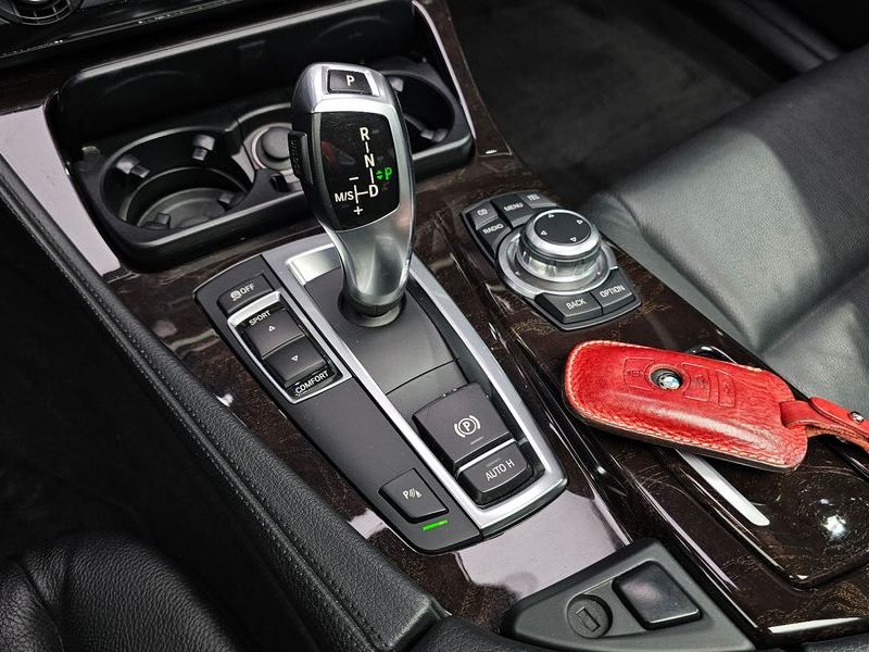 2012 BMW 5 Series 520d photo 9