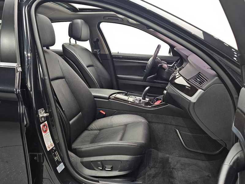 2012 BMW 5 Series 520d photo 10