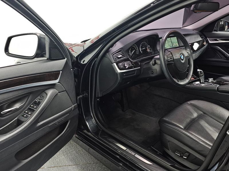 2012 BMW 5 Series 520d photo 11