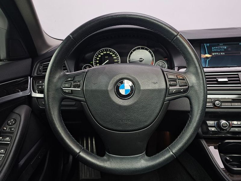 2012 BMW 5 Series 520d photo 13