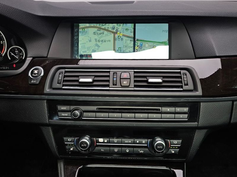 2012 BMW 5 Series 520d photo 14