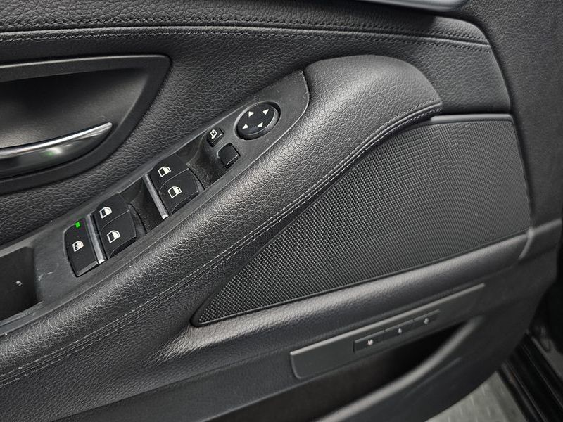 2012 BMW 5 Series 520d photo 17