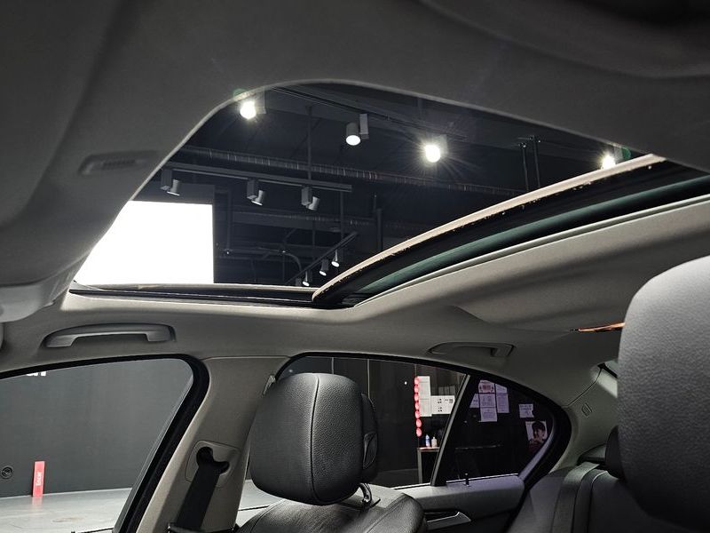 2012 BMW 5 Series 520d photo 19