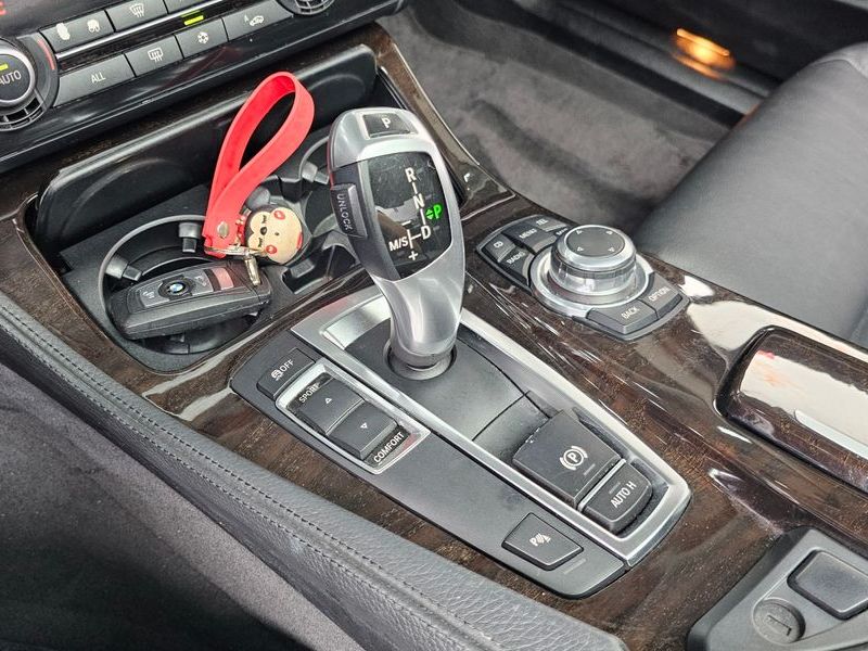 2012 BMW 5 Series 520d photo 9