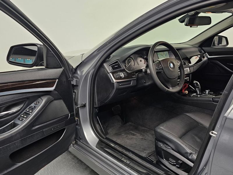 2012 BMW 5 Series 520d photo 10