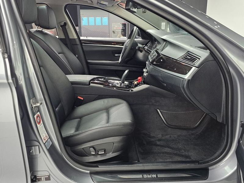 2012 BMW 5 Series 520d photo 11