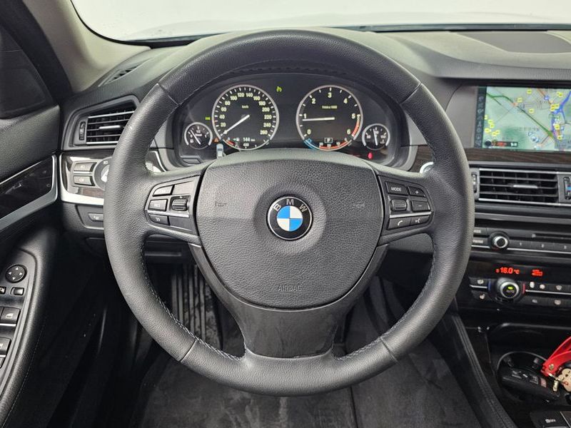 2012 BMW 5 Series 520d photo 13