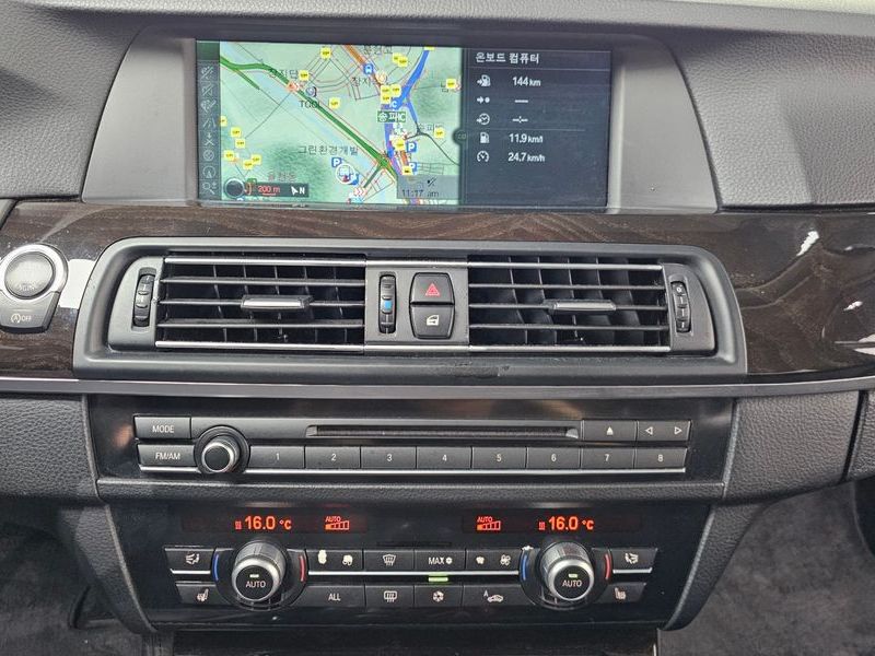 2012 BMW 5 Series 520d photo 15