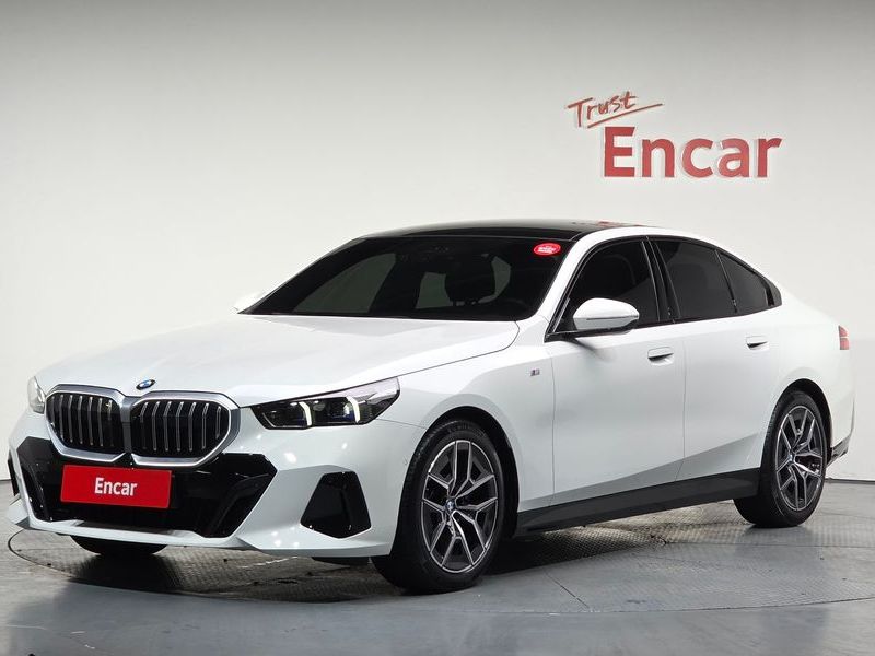 2024 BMW 5 Series 520i M Sport photo 1