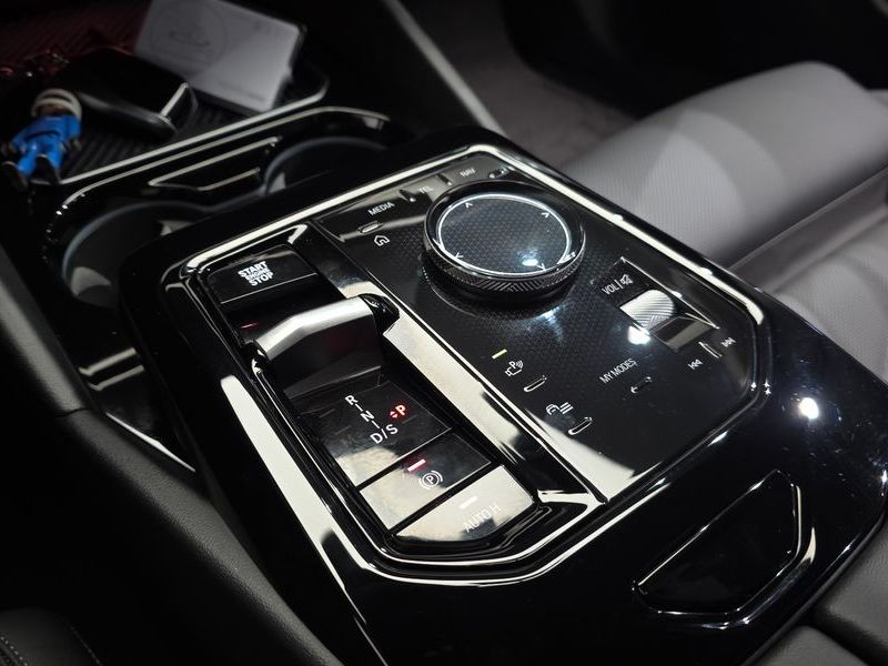 2024 BMW 5 Series 520i M Sport photo 9