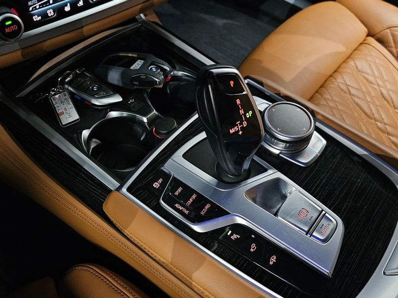 2020 BMW 7 Series 730d xDrive M Sport photo 9