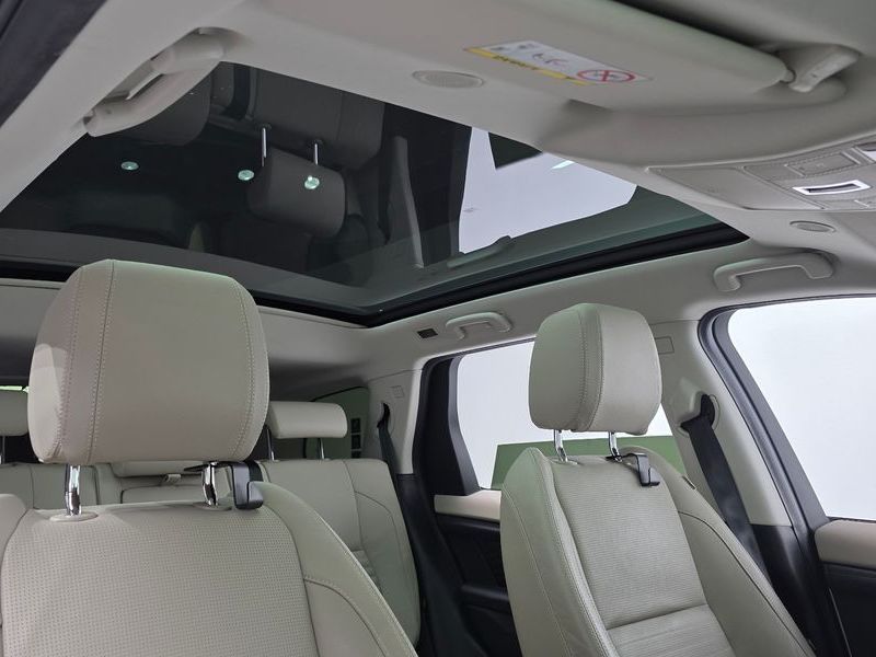 2022 Land Rover Discovery Sport P250 SE photo 17
