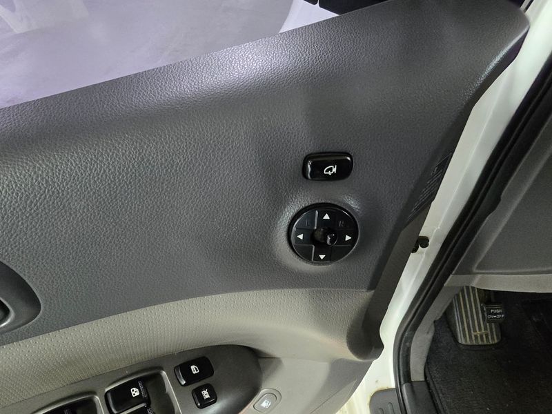 2012 Kia Carnival Grand GLX Deluxe photo 7