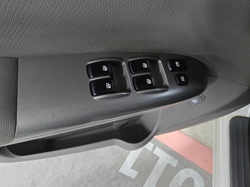 2012 Kia Carnival Grand GLX Deluxe photo 8