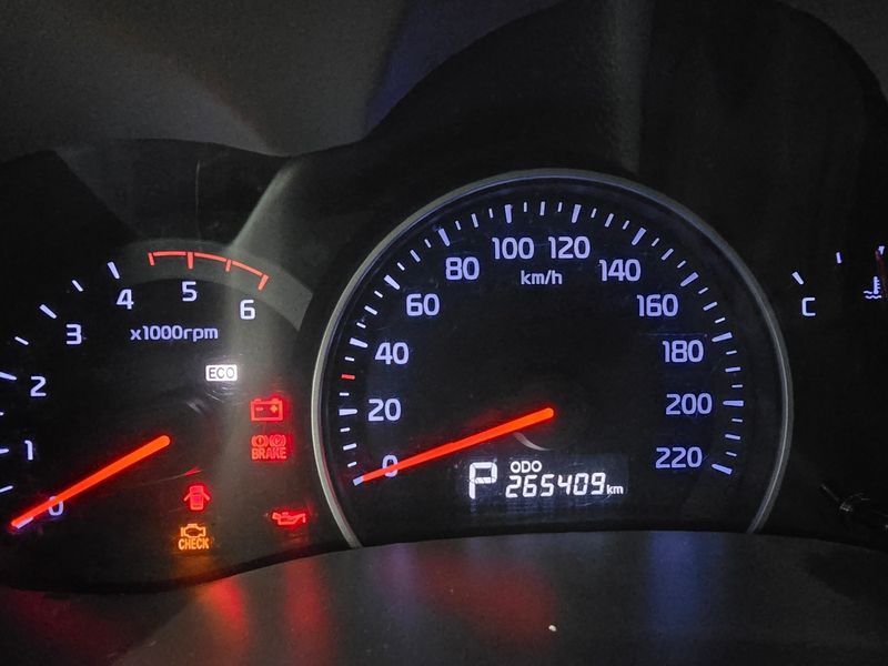 2012 Kia Carnival Grand GLX Deluxe photo 9