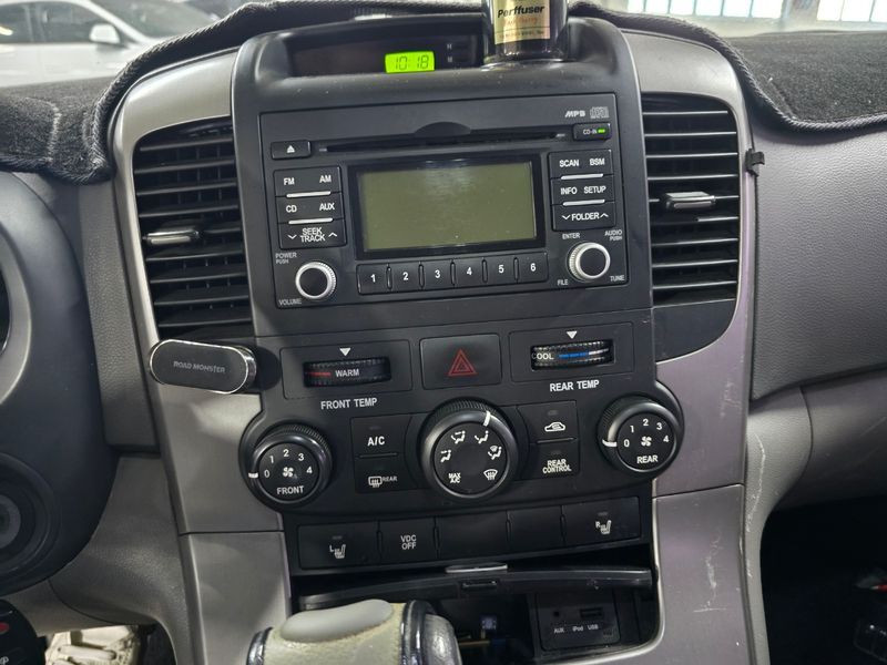 2012 Kia Carnival Grand GLX Deluxe photo 10
