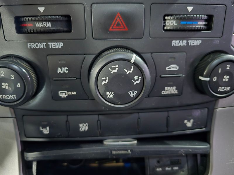 2012 Kia Carnival Grand GLX Deluxe photo 12