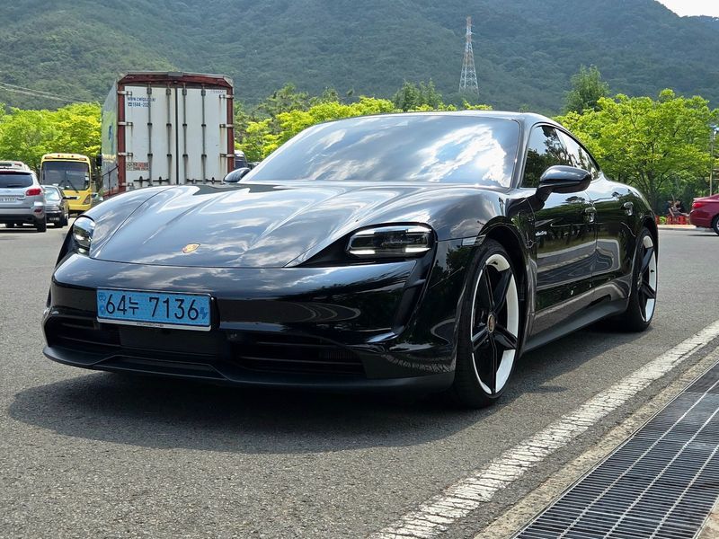 2022 Porsche Taycan Base photo 7