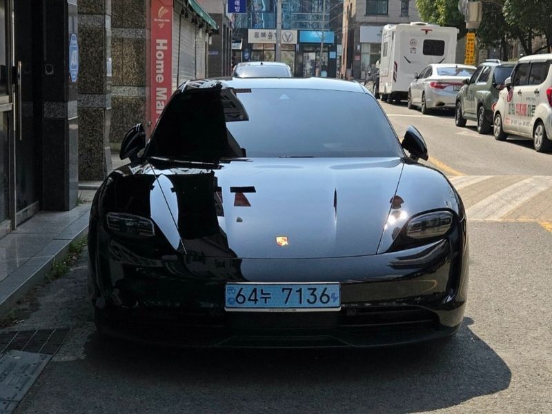2022 Porsche Taycan Base photo 8