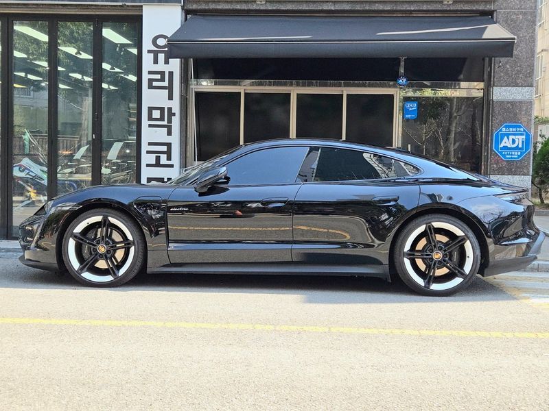 2022 Porsche Taycan Base photo 9