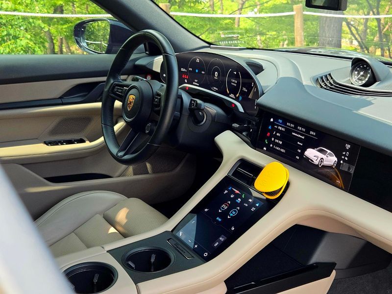 2022 Porsche Taycan Base photo 12