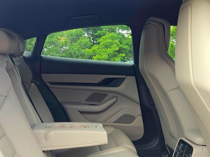 2022 Porsche Taycan Base photo 13