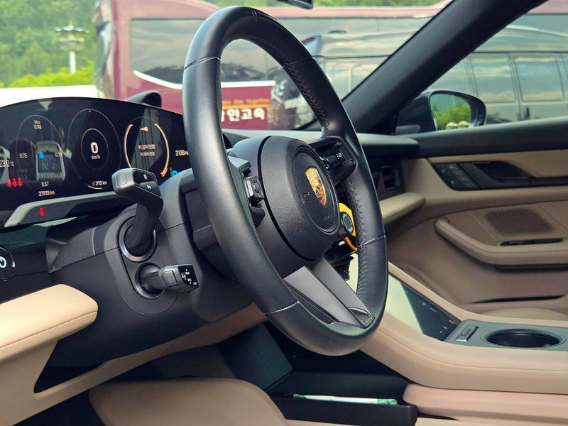 2022 Porsche Taycan Base photo 15