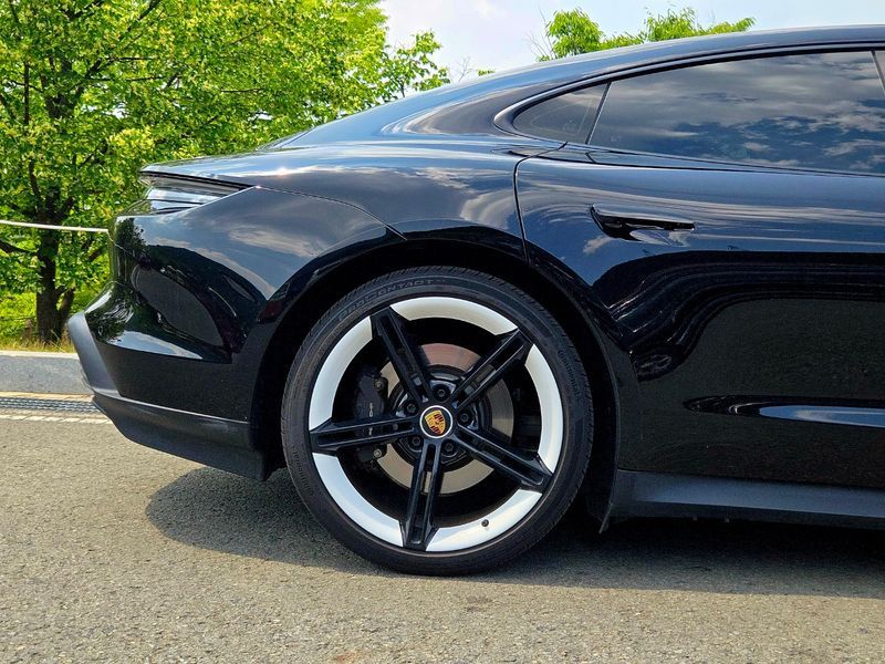 2022 Porsche Taycan Base photo 17