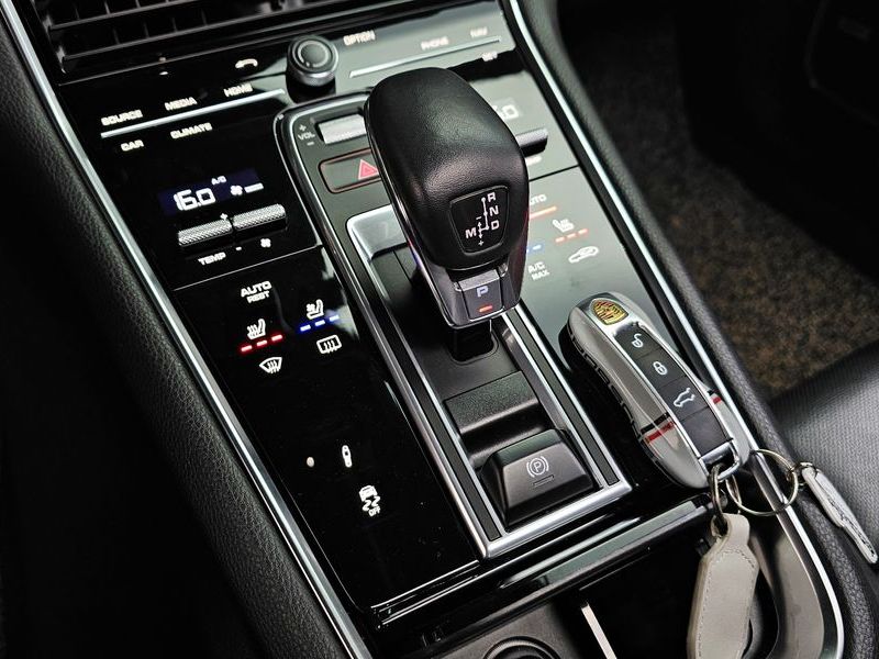 2018 Porsche Panamera 3.0 AWD photo 9