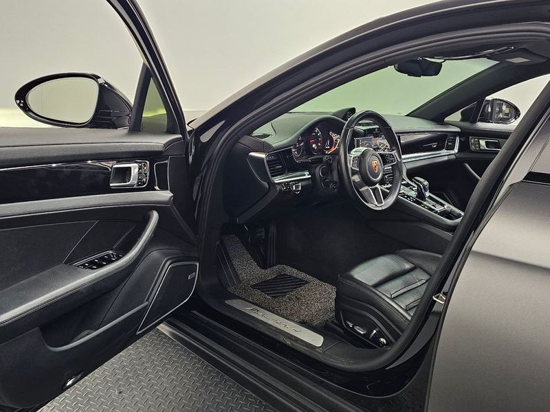 2018 Porsche Panamera 3.0 AWD photo 10