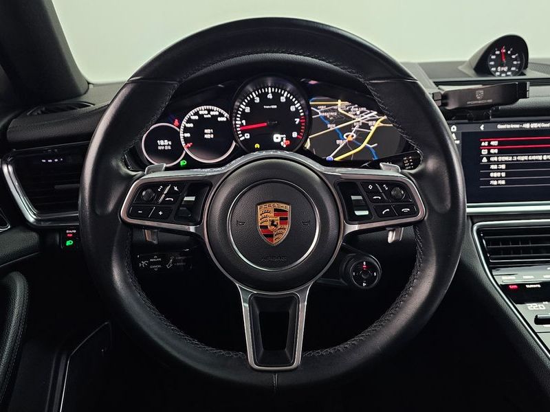 2018 Porsche Panamera 3.0 AWD photo 12
