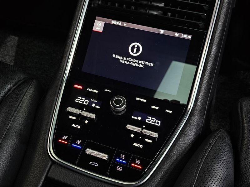 2018 Porsche Panamera 3.0 AWD photo 18